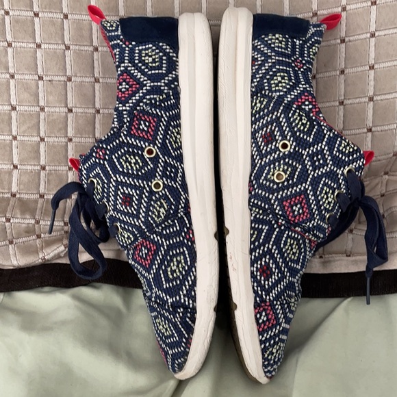 Toms Shape Embroidered Design Lightweight Sneakers - Picture 3 of 12